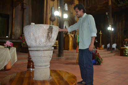 Piezas. La pila bautismal, dentro de la iglesia de Colonche, es una de las tantas reliquias de la localidad