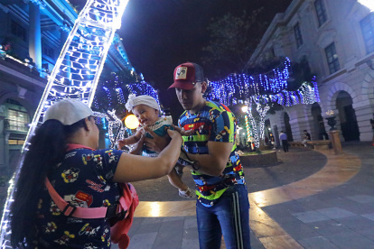 Actividad. Las familias aprovecharon el encendido para tomarse fotografías.