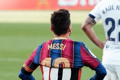 Leo Messi le rindió un emotivo homenaje a Maradona con una histórica divisa que los une.