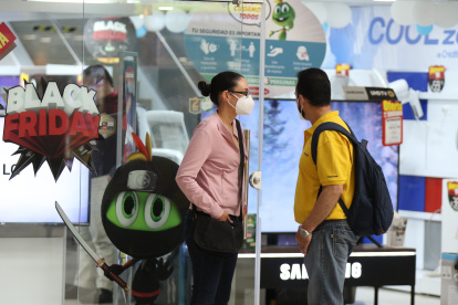 Estrategia. Muchas empresas aumentaron descuentos y horarios para atender al público.