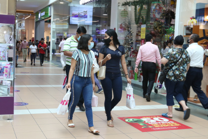 Estrategia. Desde que abre el Mall del Sol se ve a las personas haciendo las compras navideñas. El centro comercial dijo que no ha tenido horas pico, por la organización de las tiendas y los clientes.