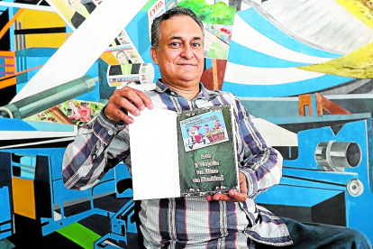 Autor. Elio Bardi sostiene su obra con la propuesta de este diciembre ‘Lee y regala un libro en Navidad’.