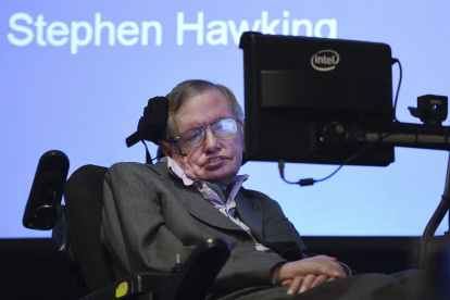 El astrofísico británico Stephen Hawking da una rueda de prensa en Londres (Reino Unido).