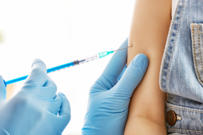 La OMS trabaja en reforzar los preparativos para introducir la vacuna, su capacidad de cadena de frío, monitorización de la seguridad, y más.