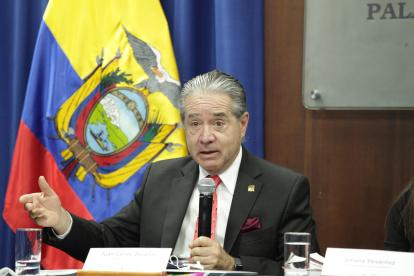 El ministro de Salud da información sobre la vacuna contra la covid que llegará a Ecuador.