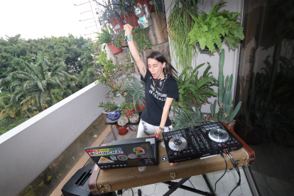 Maria Jose combina sus actividades de oficina con su faceta de DJ.

Agencia (ag-extra)