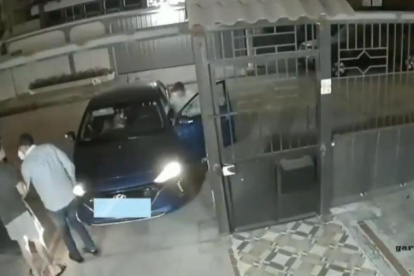 El atraco ocurrió mientras la pareja se aprestaba a ingresar al garaje de su domicilio.
