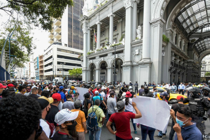 Los vendedores informales que fueron desalojados de la bahía de Guayaquil marcharon hasta el Municipio pidiendo un espacio para trabajar.