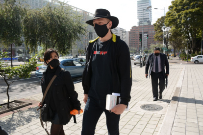 Diligencia. El informático sueco acudió al Complejo Judicial Norte.