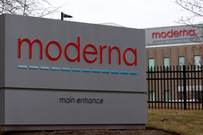 Norwood (United States), 25/02/2020.- (FILE) - Signs at the main entrance for the biotech firm Moderna, are seen outside the company"s Norwood facilities in Norwood, Massachusetts, USA 25 February 2020 (reissued 30 November 2020). US Biotech firm Moderna Inc.is filing for US regulatory approval of its coronavirus vaccine so that it can be recommended for widespread use, the company announced 30 November 2020. (Estados Unidos) EFE/EPA/CJ GUNTHER