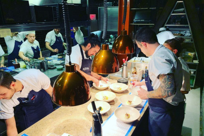 El restaurante está ubicado en la capital del  país.