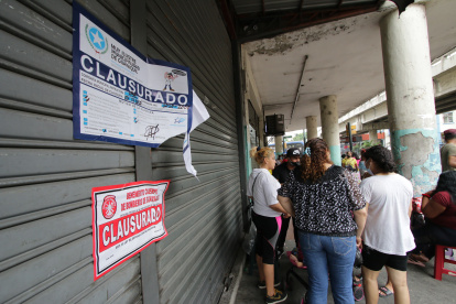 En la bahía de Guayaquil se clausuran las bodegas que no tienen permiso para funcionar.