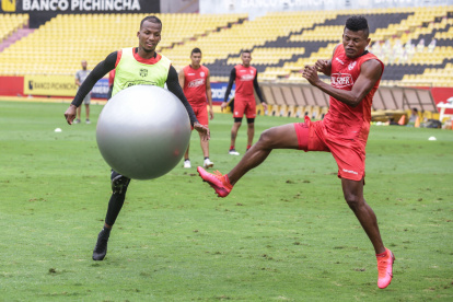 Los jugadores de Barcelona tuvieron una práctica recreativa con una pelota gigante