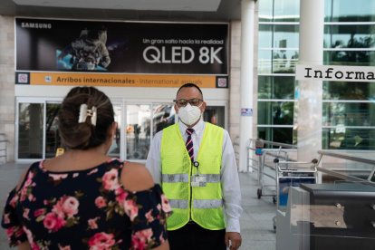 Control. Solo se permitirá el ingreso de una persona para el acompañamiento a la llegada o salida de pasajeros.