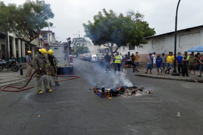 Esta mañana, decenas de personas protestaron por la agresión que han sufrido los otavaleños.