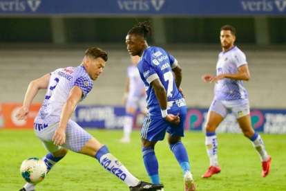 Lass Bangoura (c), ofensivo de Emelec, podría ser titular frente a Barcelona.