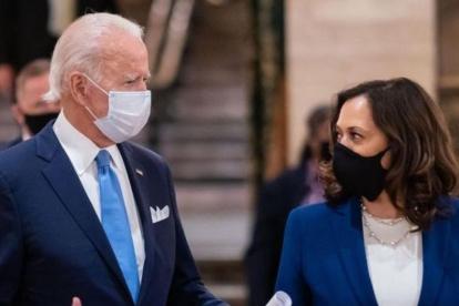 Joe Biden y su vicepresidenta Kamala Harris, ambos con mascarilla.