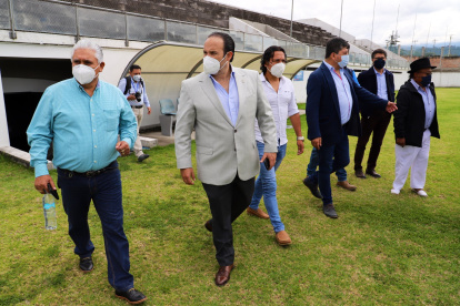 El presidente de la Ecuafútbol, Francisco Egas, recorrió las instalaciones del Municipal junto con las autoridades de Otavalo
