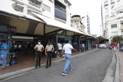 Bahía. Sin los informales los carros pueden circular por la Villamil.