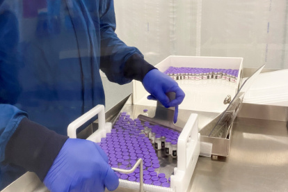 Pearl River (United States), 30/11/2020.- A handout photo made available on 30 November 2020 by pharmaceutical company Pfizer shows vials of Covid-19 vaccine in an undisclosed laboratory on16 November 2020. According to reports Pfizer and German pharmaceutical company BioNTech have asked the US Federal Drug Administration for an Emergency Use Authorization to begin distributing the vaccine. The FDA is scheduled to consider the request on 10 December 2020. (Estados Unidos) EFE/EPA/PFIZER HANDOUT HANDOUT EDITORIAL USE ONLY/NO SALES