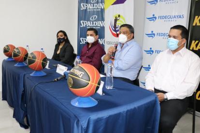 Presentación. Dirigentes y patrocinadores durante el lanzamiento del campeonato.