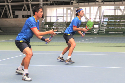 Gonzalo Escobar (i) y Diego Hidalgo, jugadores del equipo Copa Davis estarán disputando el nacional Abierti.