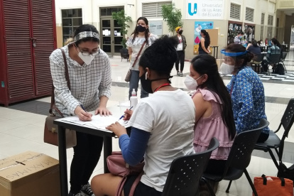 Los comicios se desarrollan en las sedes de la universidad en Guayaquil y Quito.