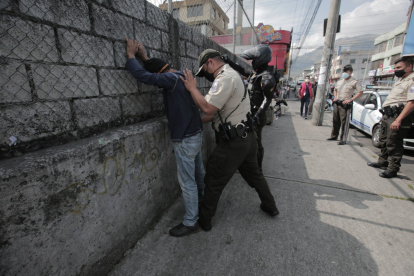 Control. Desde noviembre la Policía inició con las revisiones a los peatones en varios sectores de la capital.