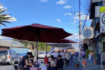 Comensales disfrutan de la gastronomía en mesas al aire libre