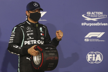 El finlandés Bottas festeja tras dominar la calificación al cubrir los 3.543 metros de la reducida pista en 53 segundos y 377 milésimas.