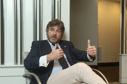 Figura. El embajador de España durante la entrevista con EXPRESO.