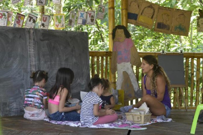 Figura. Una de las maestras que enseña inglés con varios niños durante la clase.
