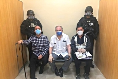 Desparpajo. El día de su primera detención, durante la pandemia, el hoy candidato se dio el lujo de posar junto a su abogado y sus captores.