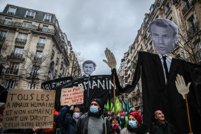 manifestantes levantan efigies del presidente francés Emmanuel Macron (der.), el Ministro del Interior Gerald Darmanin (centro) y el Prefecto de París Didier Lallement (izq.).