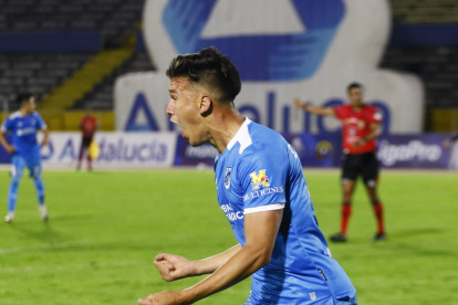 Nazareno Bazán celebra el segundo tanto de la U. Católica.