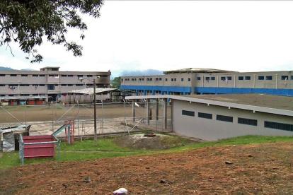 Amotinamiento. Miembros de la Policía y Fuerzas Armadas hicieron un operativo para controlar un amotinamiento en la cárcel de Esmeraldas.