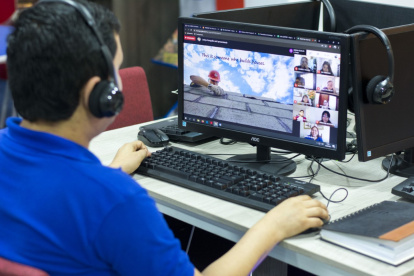 Al igual que los de educación regular, los alumnos de idiomas también debieron pasar a la modalidad "on line".