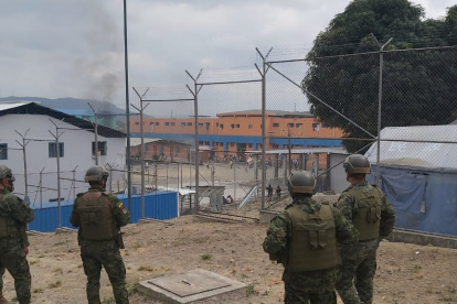 Tuvieron que intervenir miembros de la Policía y de Fuerzas Armadas para retomar el control del centro con efectivos de la Infantería de Marina, el Batallón de Infantería del Ejército Bimot-13 y Policía de la Subzona Esmeraldas.