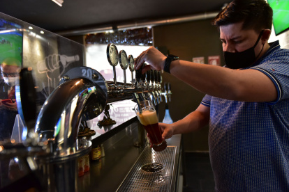 Mercado. La cerveza artesanal se puede promocionar solo en las redes sociales, por tener seis grados de alcohol.