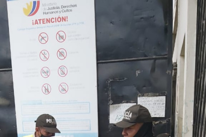 Ayuda. Policías ayudaron en la evacuación de los cadáveres de los reos.