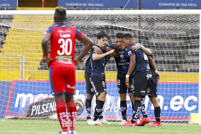 Los jugadores del Independiente celebran tras el segundo gol en el triunfo sobre El Nacional.