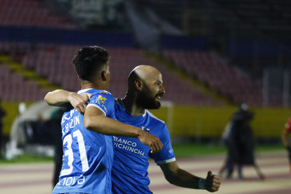 Narzareno Bazán y Juan Manuel Tévez comandaron el ataque del Trencito en la victoria sobre Liga de Quito.