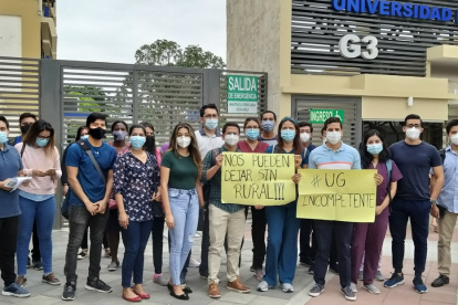 Los profesionales de la salud realizaron una protesta en los exteriores de la Universidad de Guayaquil
