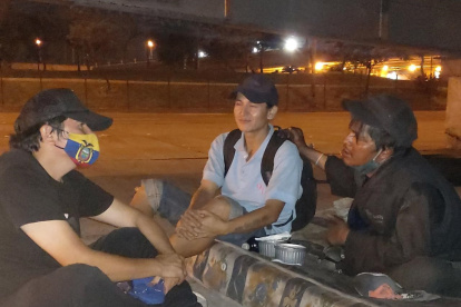 La fundación Alexa Barruet lleva alimentos y palabras de aliento a las personas que viven en las calles.