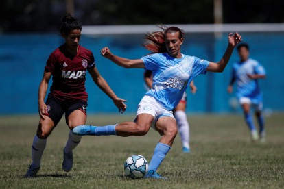 Mara Gómez, la primera futbolista transgénero que juega en la primera división argentina.