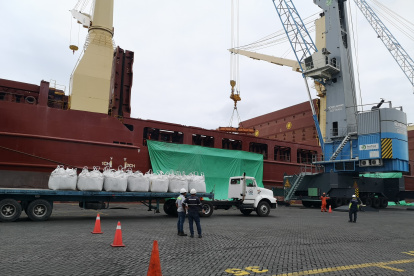 El cobre sale en sacos y es procesado por una empresa china.