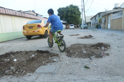 Problema. La peatonal es de piedra y tierra.