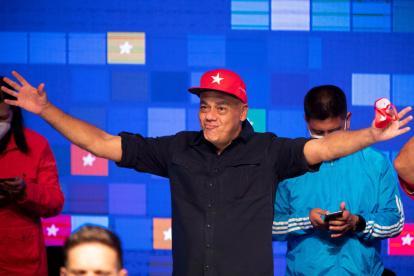 El candidato chavista a la Asamblea Nacional, Jorge Rodríguez, celebra previo al anuncio de los resultados del Consejo Nacional Electoral (CNE) la madrugada de este lunes en el Teatro Bolívar de Caracas (Venezuela).