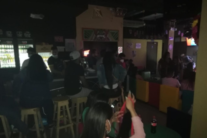 En algunos de los sitios clausurados, no se cumplía tampoco con el distanciamiento ni se usaba mascarilla.