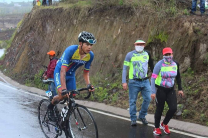 El ciclista ecuatoriano fue fichado por el equipo español que apadrina el experimentado Alejandro Valverde, excompañero de Richard Carapaz.